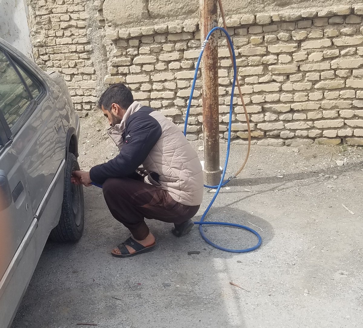 aboozar1345's tweet photo. سید عباس نوربخش در روستای چم چنگ چهار محال بختیاری سالهاست شلنگ باد رو شبانه روز در سرما و گرما میذاره بیرون از مغازه  تا اگر کسی نیاز داشت استفاده کنه...
کاسب خوب #حبیب_خدا ست https://t.co/tD4TOTNdPP