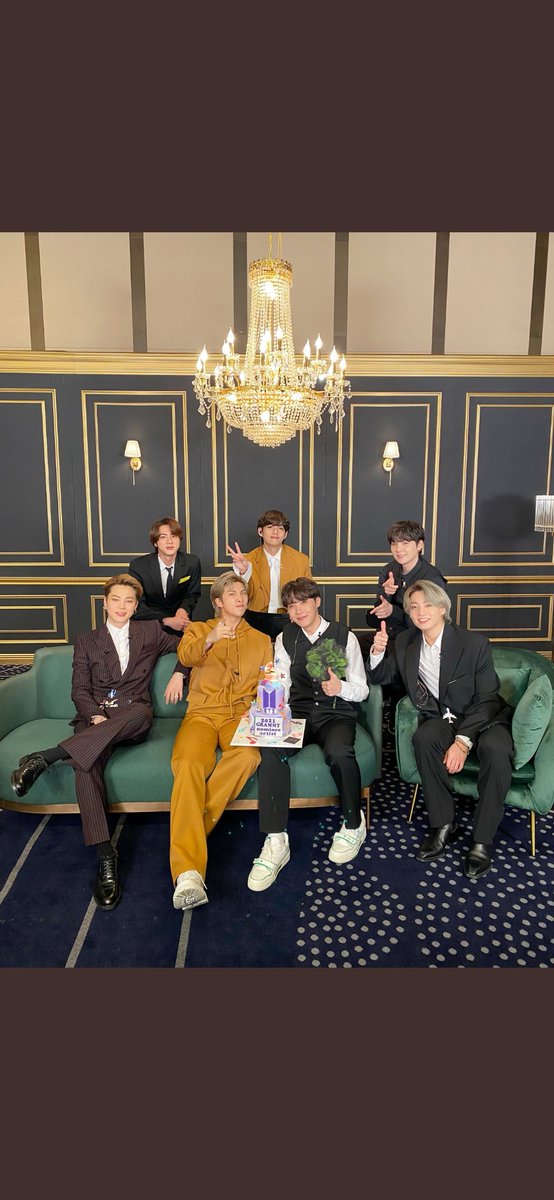 mochibabe13's tweet photo. Proud of our boys always @BTS_twt They are the real winner ✊&amp; also love the way both BTS and Army's cheering up each other 💜smile through the heart ache and sorrow to keep on fighting🙂 #BTSOurGreatestPrize #LightItUpBTS https://t.co/ChVIefuP6K