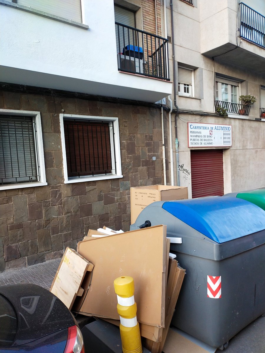 egaramuck's tweet photo. Lliçó d'avui: plegar el cartró, separar els plàstics i ficar-ho tot al contenidor corresponent, dins i no fora. Carrer Reinaxement amb Carretera de Castellar. Pràctiques gratuïtes. #Terrassa @trsreciclabe @ecoequip @ajterrassa #Terrassaneta #Terrassamésneta https://t.co/4bFD5864QO