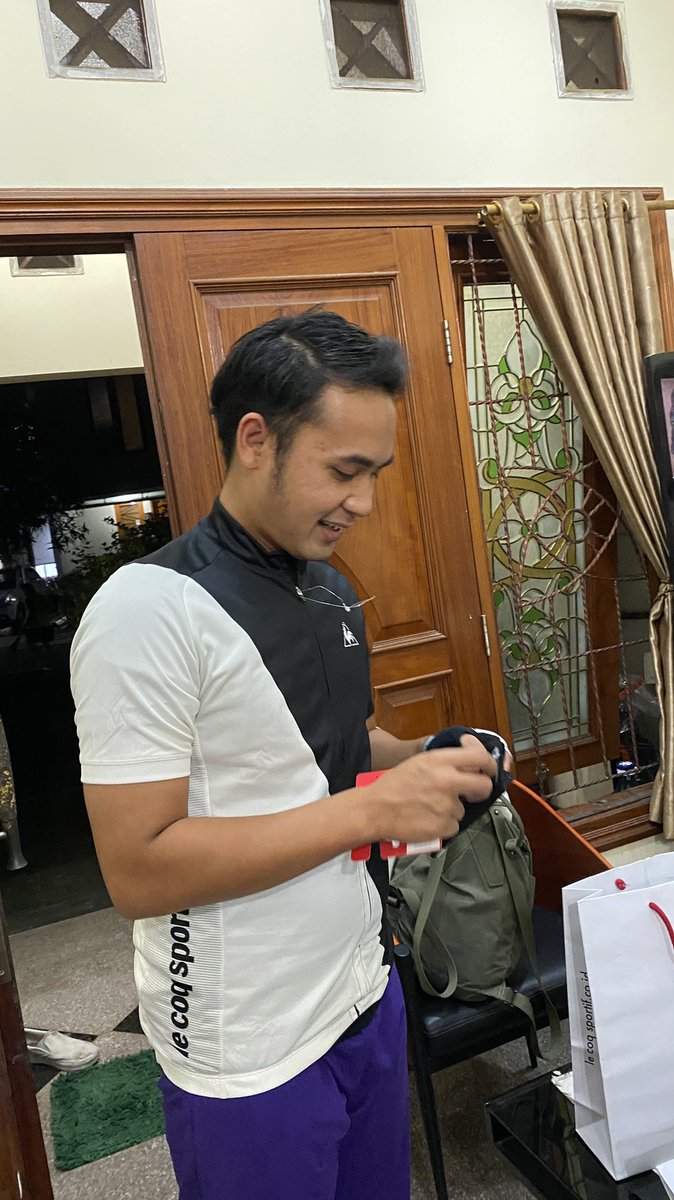 rdpsar1994's tweet photo. Aaaaa puji Tuhan happy sekali sudah 3 tahun berturut2 selalu berada di sampingmu pada hari ulang tahun mu, cuma bedanya malem ini aku jaga malam di bekasi kamu di senayan. 

Bang aku bersyukur banget ada kamu, mungkin kalau gaada km aku udh gaada disini https://t.co/erpT0JoJIt