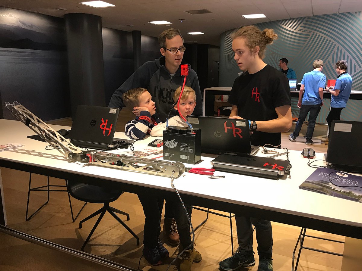 hell_robotics's tweet image. Happy birthday, Simen 👏 Simen is one of the founders of Hell Robotics and he left his mark on the team with his incredible creativity and his good work with the youngest. Here we have picked out a few pictures that show Simen at work. #omgrobots #FIRSTinspires #FIRSTrobotics