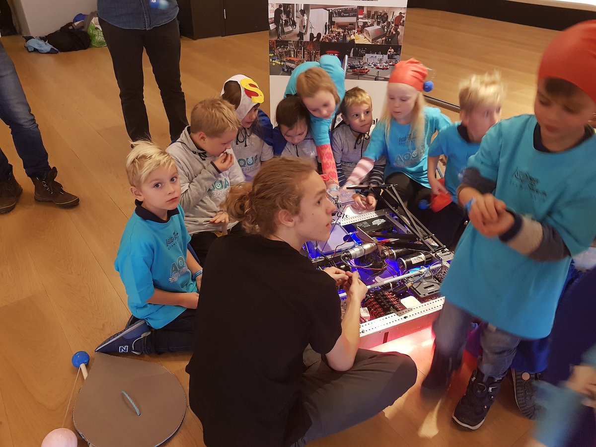 hell_robotics's tweet image. Happy birthday, Simen 👏 Simen is one of the founders of Hell Robotics and he left his mark on the team with his incredible creativity and his good work with the youngest. Here we have picked out a few pictures that show Simen at work. #omgrobots #FIRSTinspires #FIRSTrobotics