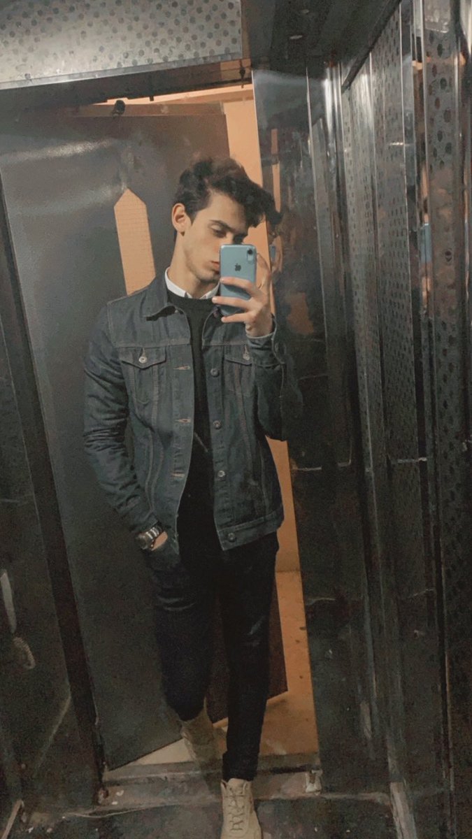 Shks motkhlf 3ady