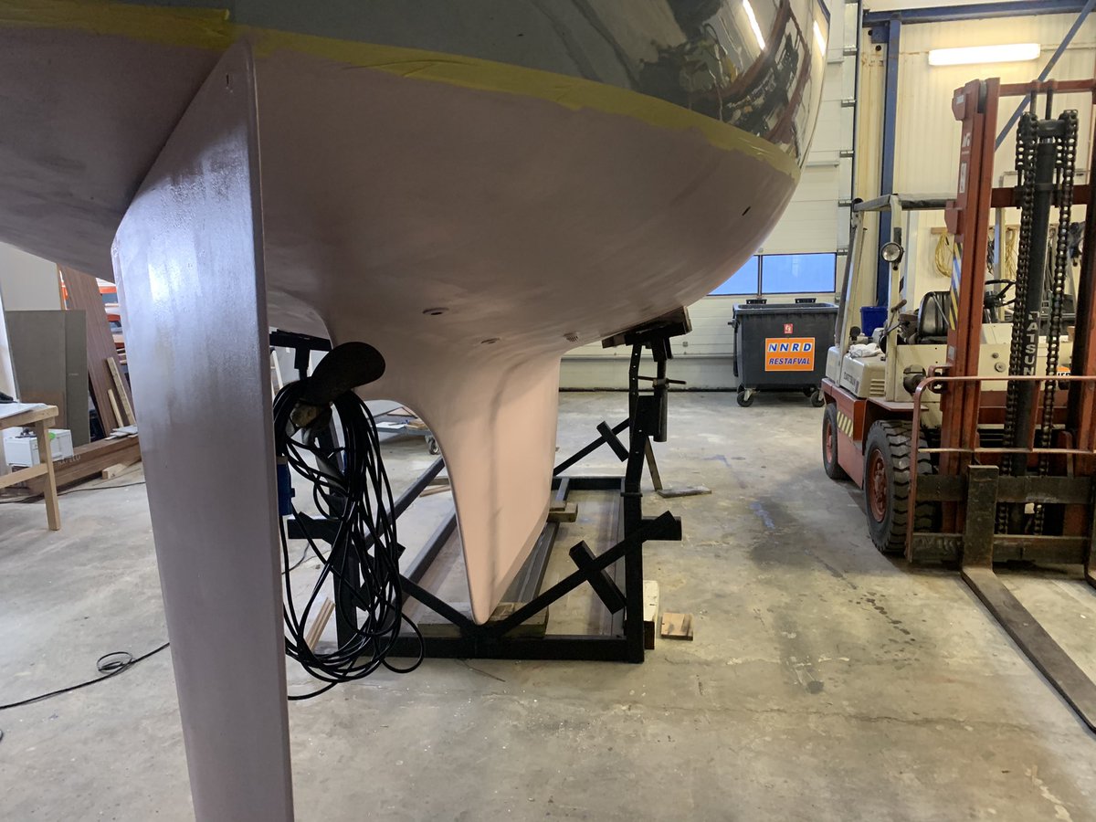 InfoJepma's tweet photo. Onderwaterschip voorzien van #Hempel Silic One Fouling release systeem. Dit kan op een goed hechtende traditionele antifouling worden aangebracht. Meer info https://t.co/QDKj1jCZz3 https://t.co/vuUplU5ets