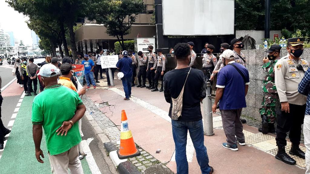 Supriyantoro15's tweet photo. @m_mirah @tempodotco @MPerdjoeangan @detikcom @liputan6dotcom @MataNajwa @TRANSTV_CORP @SeputariNews @tvOneNews Hari ini 15 maret 2021 Depan kamtor ILO Jakarta, kami perwakilan 8300 buruh PT.FREEPORT yang di PHK sepihak lakukan Aksi @jokowi @mohmahfudmd @Kiyai_MarufAmin #korbanphksepihakptfreeport #HAMPapua https://t.co/f8QN9KxSa6 https://t.co/oeLVvUrvCV