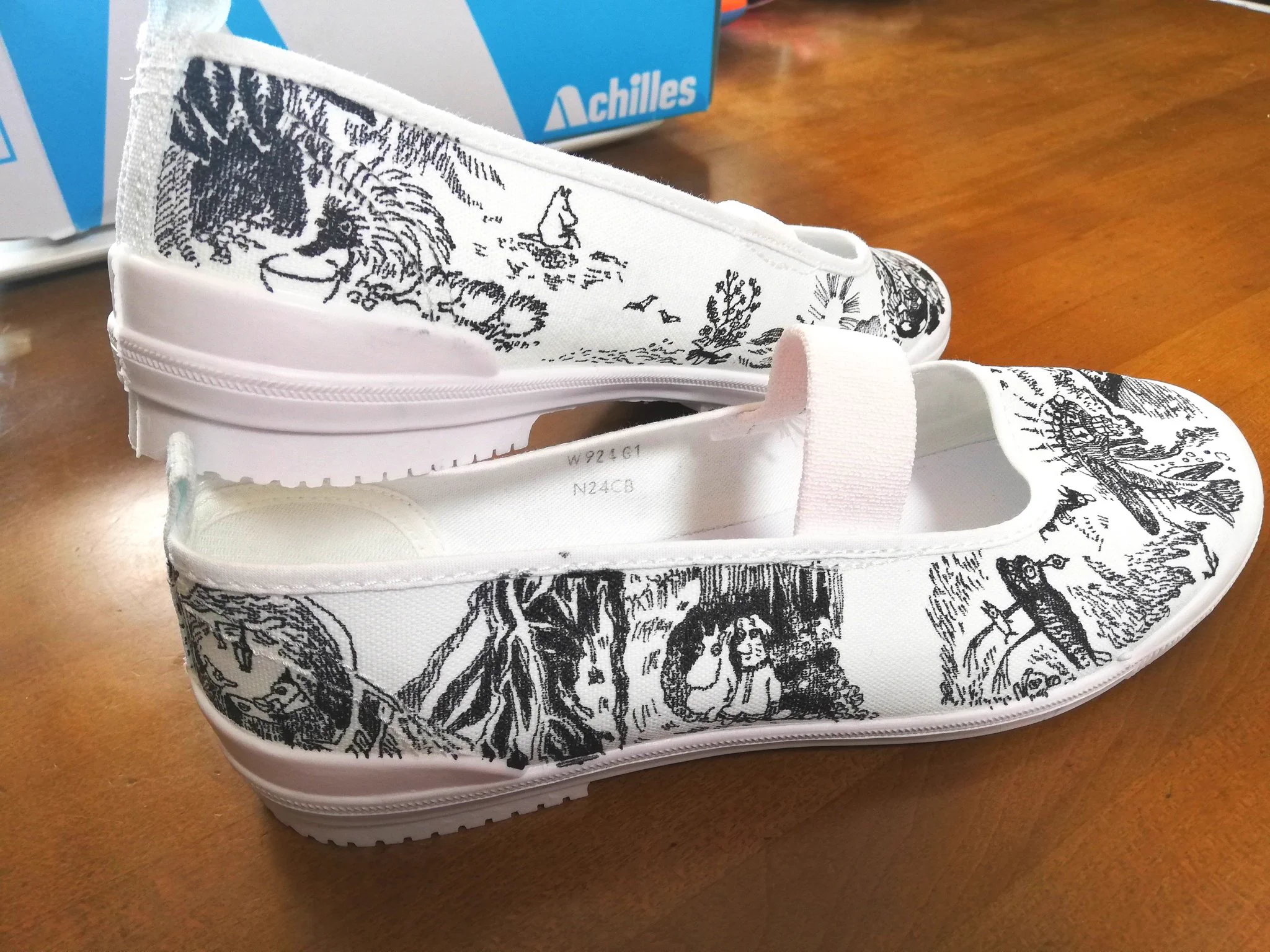 上履きを履くのが楽しみに！？母親に頼まれて上履きにムーミンを描いてみた！