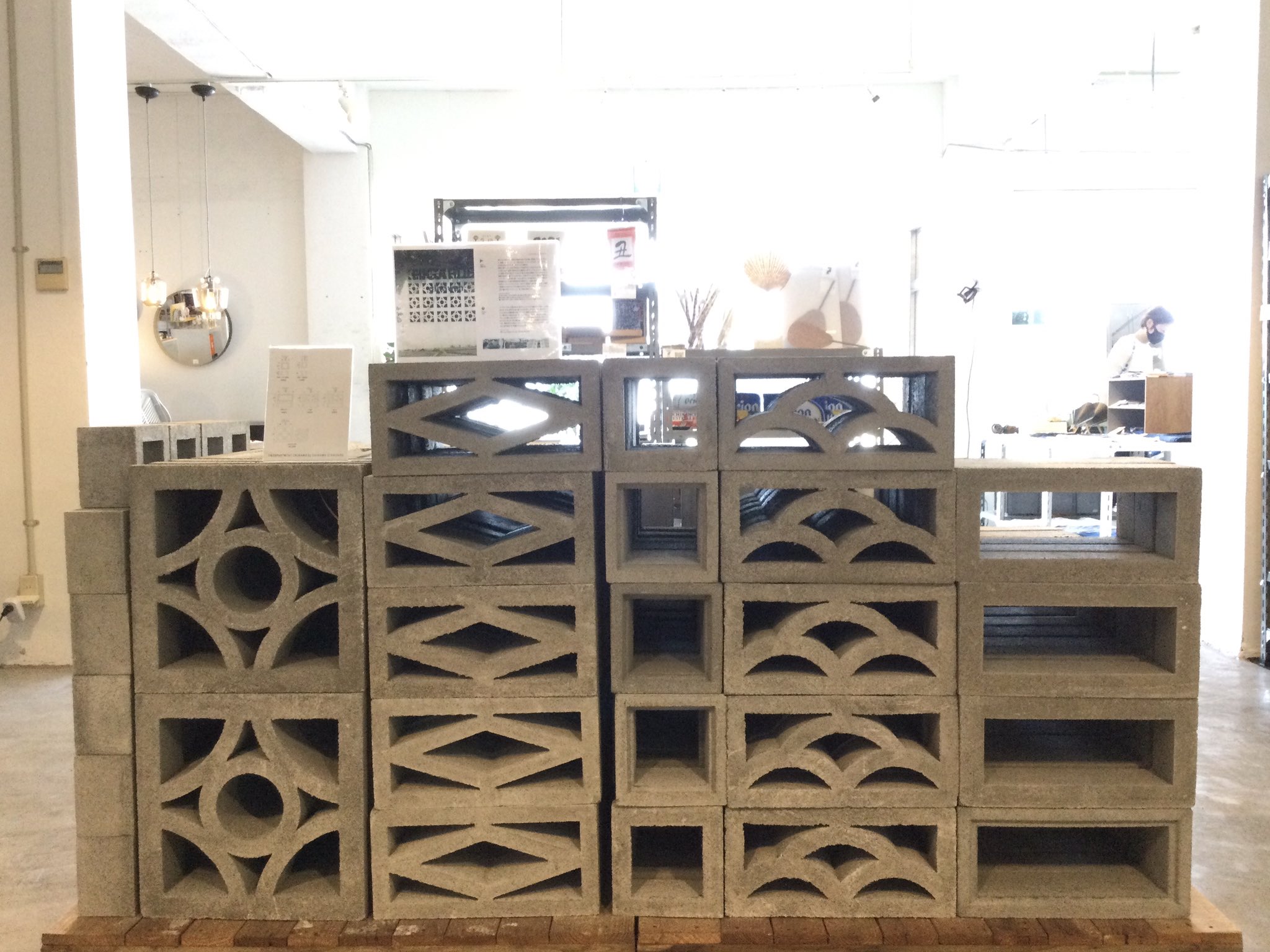 D Department Okinawa By Plaza 3 花ブロック 大量入荷しました 日差しを遮りながらも風通しが良く長年愛されてきた花ブロック 種類は 定番の角型から 波をモチーフにした波型やひし型 人気の角丸三日月型など 家の外だけでなく 室内の