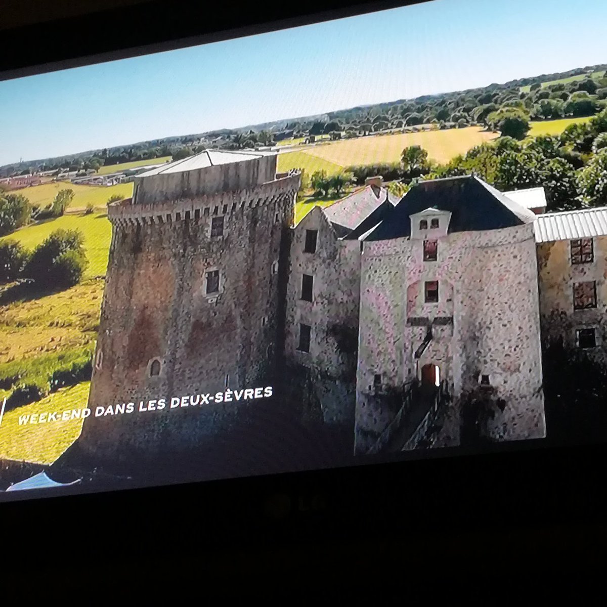 A voir ou à revoir Echappées Belles @France5tv en week-end en #DeuxSevres avec un zoom sur <a href="/Chateaustmesmin/">Château Saint Mesmin</a> et ses animations estivales #chateauanimé #vendeevallee 
Un été animé en perspective 🤩
👉 france.tv/france-5/echap…