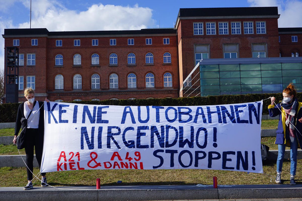 "Keine Autobahnen nirgendwo" - mit diesem riesigen Banner demonstrierten die Students for Future Kiel in unserem #Dannikalender gegen den Ausbau der Autobahnen A21 und A49 und für die dringend erforderliche Verkehrswende. Danke für Eure Solidarität!  #A49illegal #dannilebt