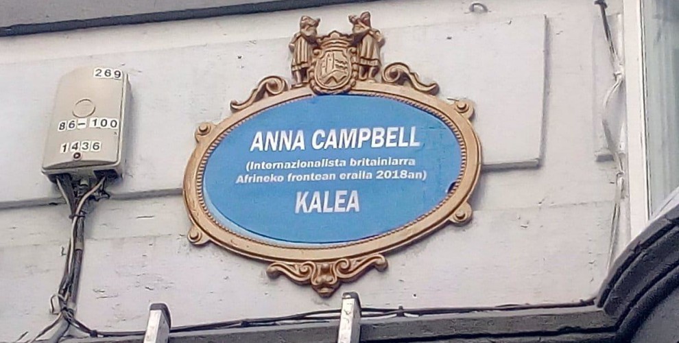 #TalDiaComoHoy, el 15 de marzo de 2018, nos dejaba la anarquista y revolucionaria inglesa Anna Campbell, nombre de guerra Hêlîn, caída durante un ataque turco contra la resistencia de Afrín. 🌹

⬇️ ABRO HILO