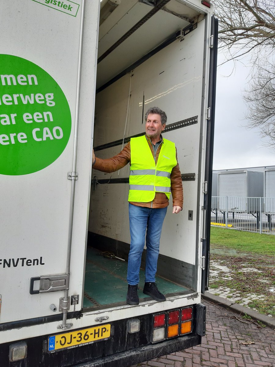 FNV's tweet image. 'Jullie hebben je de peentjes gewerkt de afgelopen tijd. Daarom verdienen jullie een goed loon, eerder stoppen met werken &amp;amp; betere arbeidsomstandigheden!' Was getekend: Willem Dijkhuizen (FNV) tegen stakers @UPS_Netherlands. #fnvtransportlogistiek