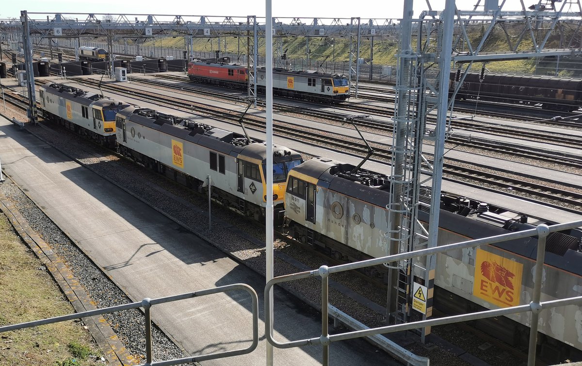 beeranddiesels's tweet image. Dollands Moor yesterday.  Six Class 92s were visible including a very tatty looking 92011. Also present was Belmond Pullman 67021. #Class92 #Class67 #DollandsMoor