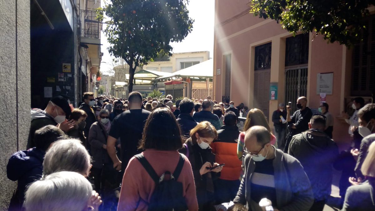 AVVSomSEulalia's tweet photo. Dissabte ens vam retrobar amb el veïnat per compartir la info que disposem, sobre el procés de tancament de Biblio #SantaEulàlia

Va ser molt gratificant i encoratjador veure novament el barri en moviment. Ens vau transmetre molta il·lusió i energia.

Seguim!
#NecessitemlaBiblio https://t.co/TbKI3ASDnr