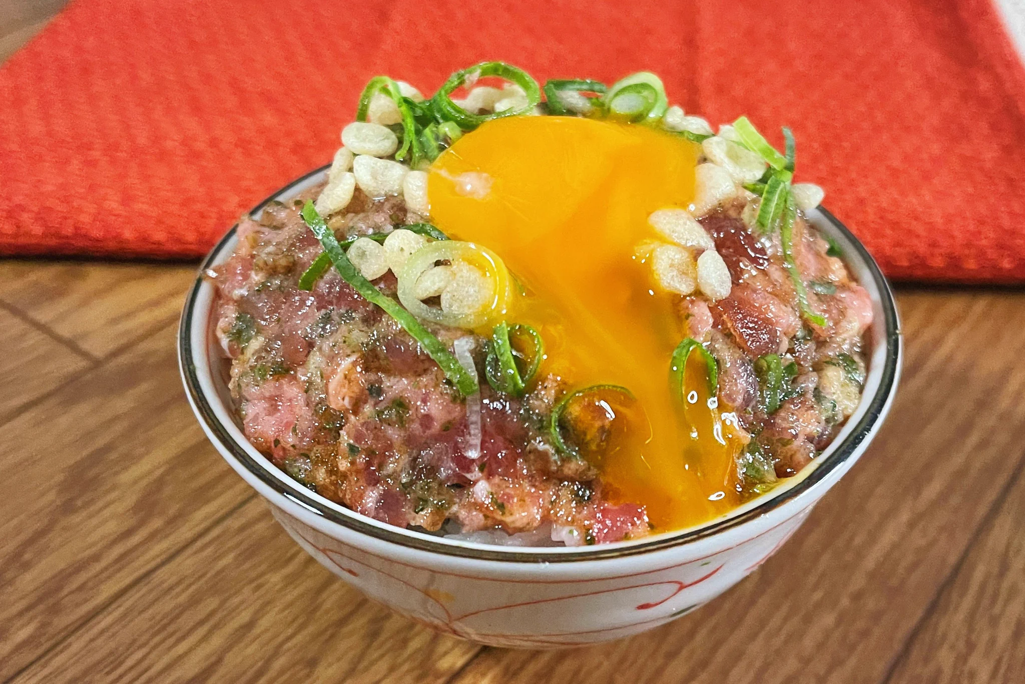 混ぜて乗せるだけでOK！お箸が止まらなくなる美味しさのネギトロ丼？！
