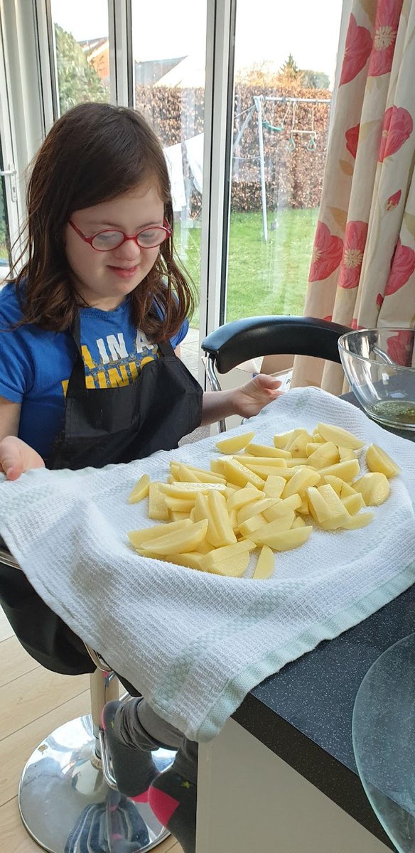 hccs1978's tweet image. Well done to Rachel Y9 who submitted an excellent NEA2 presentation. Rachel made homemade burger &amp;amp; chips - here she uses the bridge method to cut her chips. #hccslearning