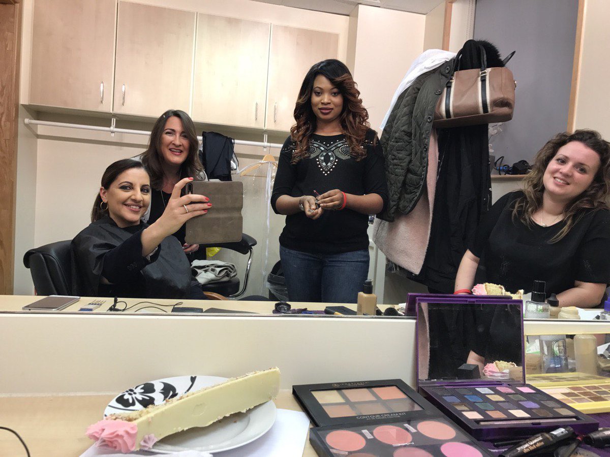 The #makeuproom wouldn’t be complete without.....? Can you spot something (that isn’t makeup)? Test your observation skills and comment below 😆