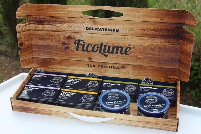 ficolume's tweet photo. ¿Todavía no has pensado en el regalo del Día del Padre? No te preocupes, te damos una idea; pásate por cualquiera de nuestras tiendas y consigue un maletín como este cargado del auténtico sabor de Isla Cristina: un acierto seguro. 👌
#didelpadre #Ficolumé #HistoriaDeUnaTradición https://t.co/D8rKo2qNGt