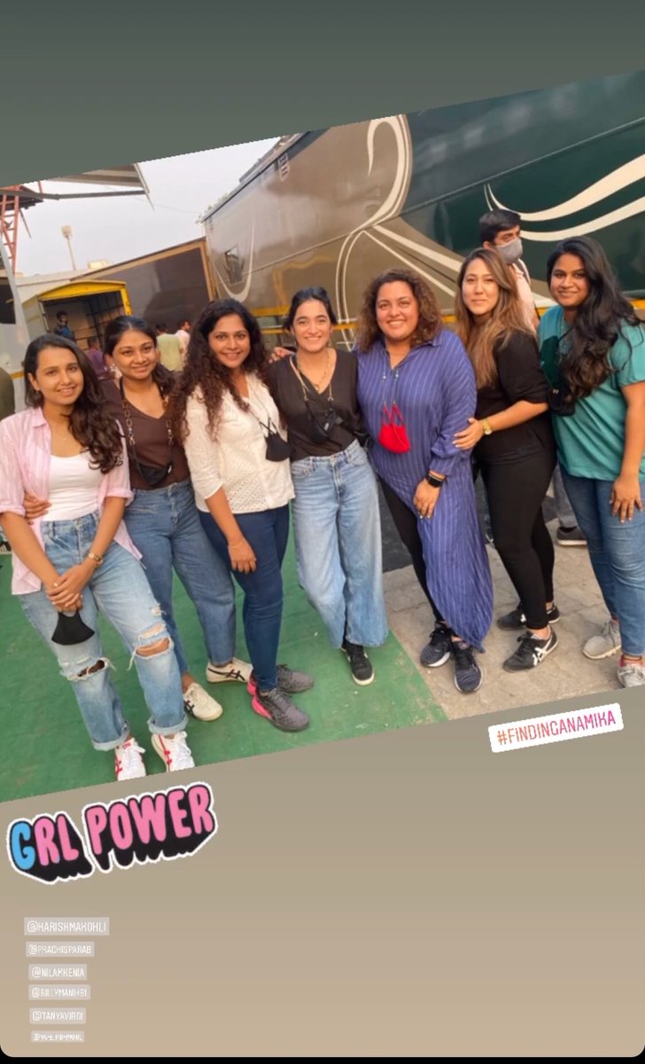 sobhamdfan's tweet photo. #FindingAnamika #MadhuriDixit #MDteam with the director #KarishmaKohli don’t ask were is MD just #FindingMadhuri🧐 🤦♀️😂😂 https://t.co/lg3xNJb6Ap