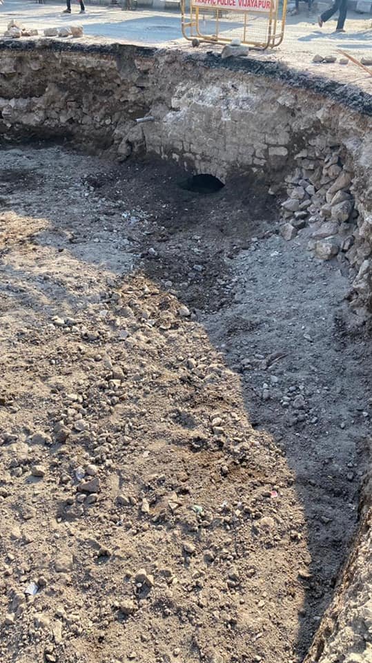 swaraj76's tweet photo. #Archaeology
#AdilShahi period's water way surfaced #Karnataka #Vijayapura #AmbedkarCircle.
@swamin400
@XpressBengaluru 
@AshwiniMS_TNIE  
@naushadbijapur 
@chetanabelagere 
@shashankbijapur 
@bijapurmerijaan 
@ramupatil_TNIE 
@MahiPEN_TNIE 
@Adilshahi1 
@archaeologymag https://t.co/L8cOMvVe2g