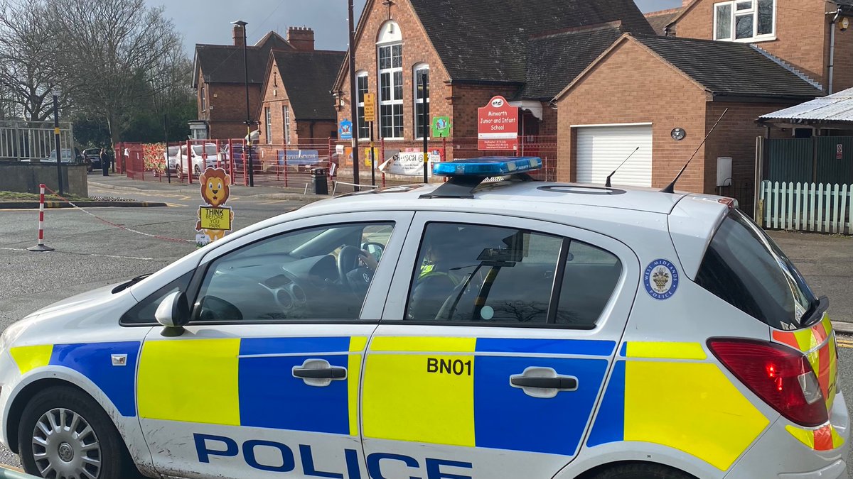 Sutton_WMP's tweet photo. @Sutton_WMP Following reports from parents & staff @minworthji officers have been out this morning educating drivers on sensible parking #keepkidssafe #saferschools #dontparkonzigzags #cautionchildren @Ken__newhall @Cllr_David_B https://t.co/zYjWRrTumN