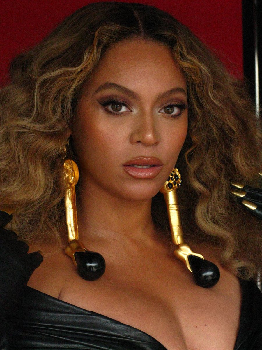 Move100Halifax's tweet photo. #Beyonce broke the all-time record for most wins by a vocalist in #GRAMMYs history! 

👏👏👏 #MOVEMornings https://t.co/X2VccbYyMN