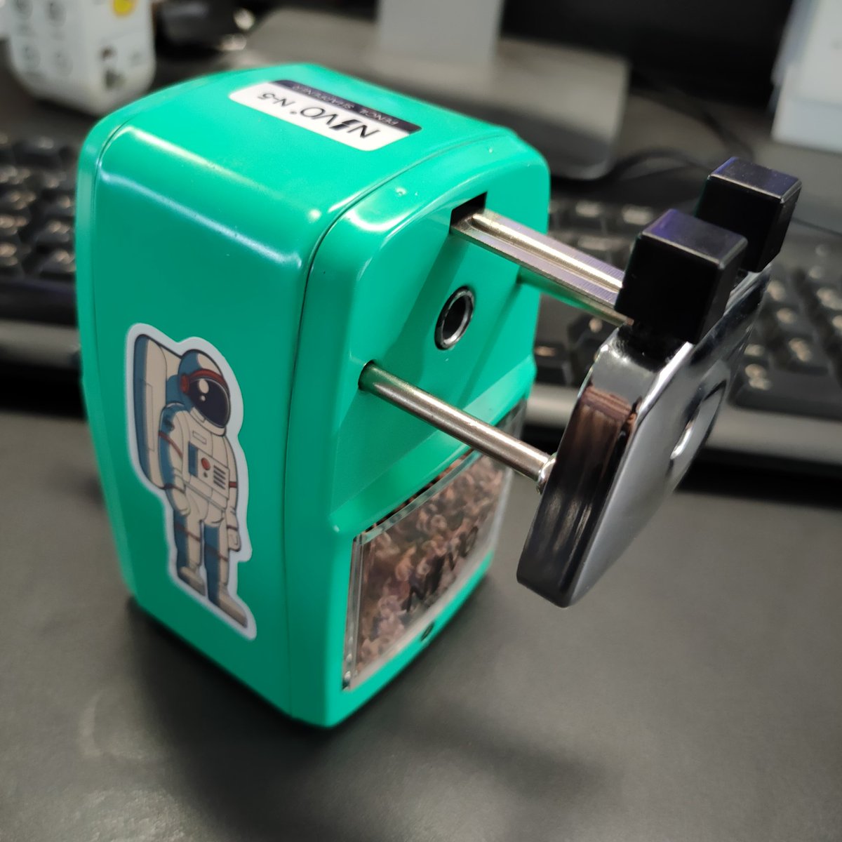 น้องที่ออฟฟิศไม่รู้วิธีทำให้กบเหลาเข้าที่เดิม หรือว่านี่เป็น generation gap ที่เค้าว่ากัน สมัยนี้เค้าเหลาดินสอกันยังไง?