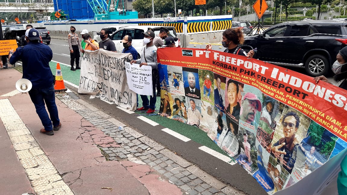 Supriyantoro15's tweet photo. @jokowi Pak @jokowi Hari ini 15 maret 2021 Depan kamtor ILO Jakarta, perwakilan 8300 buruh PT.FREEPORT yang di PHK sepihak lakukan ,atas korban divestasi 51% bangsa ini..@jokowi @mohmahfudmd @Kiyai_MarufAmin #korbanphksepihakptfreeport #HAMPapua https://t.co/s0u9fZUXpi