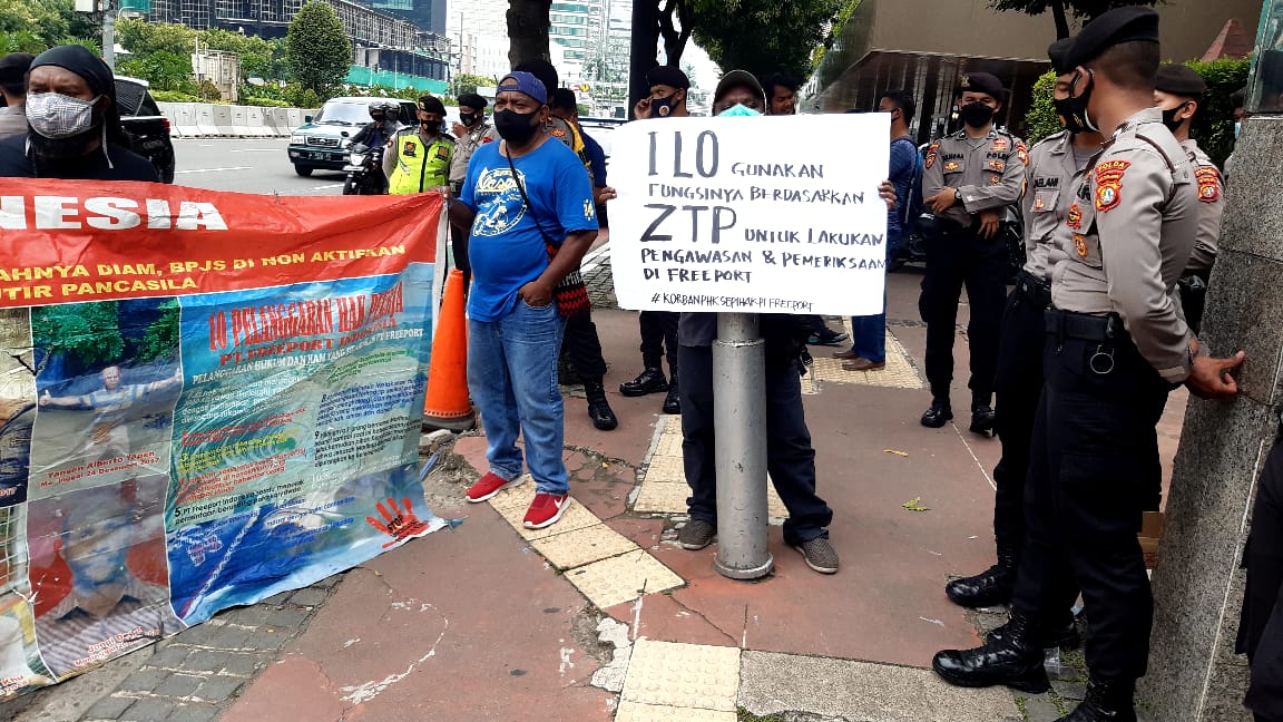 Supriyantoro15's tweet photo. @jokowi Pak @jokowi Hari ini 15 maret 2021 Depan kamtor ILO Jakarta, perwakilan 8300 buruh PT.FREEPORT yang di PHK sepihak lakukan ,atas korban divestasi 51% bangsa ini..@jokowi @mohmahfudmd @Kiyai_MarufAmin #korbanphksepihakptfreeport #HAMPapua https://t.co/f8QN9KxSa6 https://t.co/7aO4lFlczj