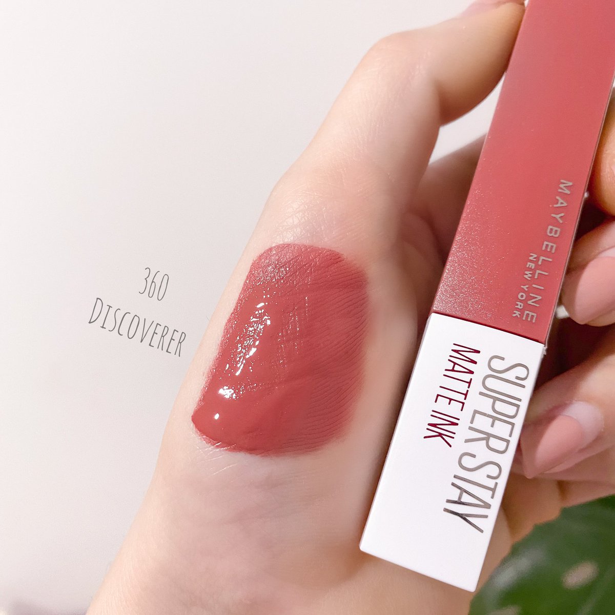 merireview's tweet photo. มาแล้วว ลิปไม่ติดแมสในตำนาน สีใหม่น่ารักม้ากก สีจะออกโทนส้มอิฐ สีโคตรสวย ทั้งแบบจิ้มจุ่ม และแบบดินสอ crayon เลย เมย์เบลลีน superstay matte ink ชื่อ spiced collection นะ เราทาสี 360 discoverer พีชอมชมพูตุ่นๆ สวยจนงง ชอบมากกก แล้วติดทนสุดดด ทั้งสองรุ่นเลย 249 บาทจ้า https://t.co/G4VRYO2jzp