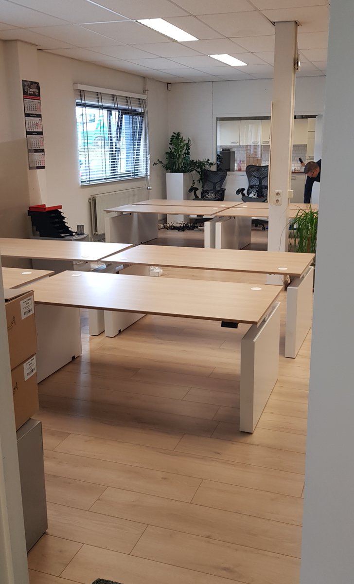 Transvenlo's tweet image. Super blij met de nieuwe ergonomische bureaus van Voortman. Met dank aan van Hilten alles voor Kantoor voor de service! #gezondwerken