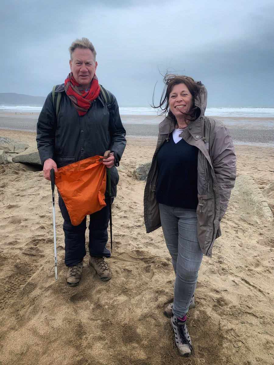 AvrilGreenaway's tweet image. Amazing to have the opportunity to talk about microplastic pollution - pervasive &amp;amp; omnipresent in our ocean, on our beaches &amp;amp; how I raise awareness through my artwork designs.  Me talking to MP who was an MP talking about MPs 😉🌏💙 #Microplastics #CleanerSeas #2minutebeachclean