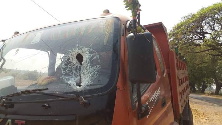 Anemone97686808's tweet photo. Tw // blood Death
Happening now in Monywa; After locals peacefully protested, they went back home with a vehicle but riot police shot a driver n took the dead body on Mar15. How Merciless their actions r!
@RapporteurUn
BLOODTHIRSTY JUNTA
#Mar15Coup
#WhatsHappeningInMyanmar https://t.co/x0wjg5tb2G