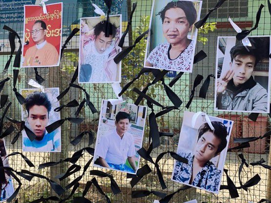 Juu84833603's tweet photo. Photos of dead ones hanged together in a tsp. in Yangon. Paying tribute. More than 100 pro-democracy protesters died within 6-weeks of Myanmar #militarycoup.
#WhatsHappeningInMyanmar https://t.co/qWLqemk9FI