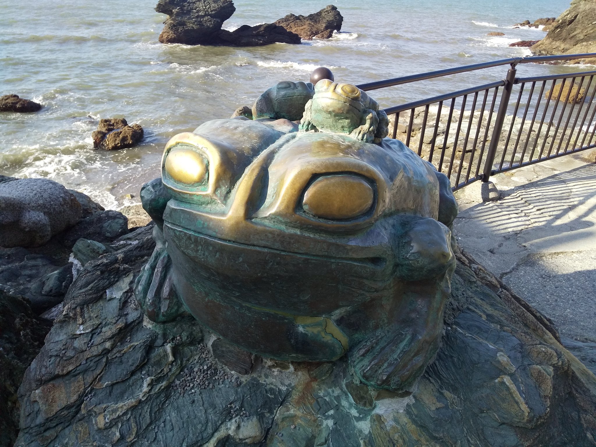 Tsubasa Katou 二見の夫婦岩とカエル 貝拾いしたけど ここは全然ない けど サクラガイあった 伊勢 二見 二見浦 夫婦岩 二見興玉神社 二見蛙 ビーチコーミング T Co Vqtk5m2479 Twitter