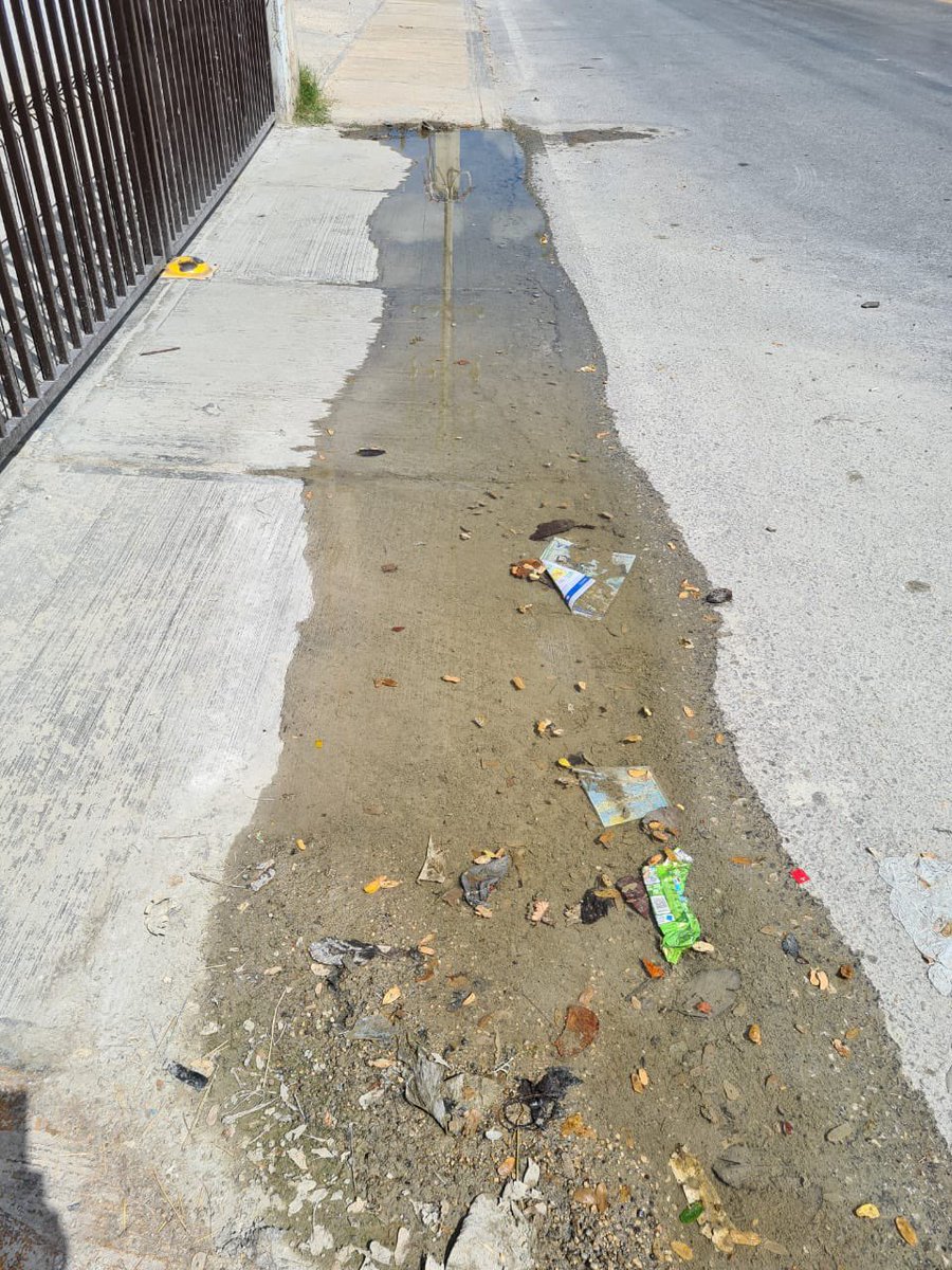 Kikerendis's tweet photo. @smapacampeche reporte de fuga ubicada en la av Lopez Portillo contra esquina de la bodega de la modelo quiosco risueño #reportedefuga #smapac https://t.co/CgUEsIPGn5