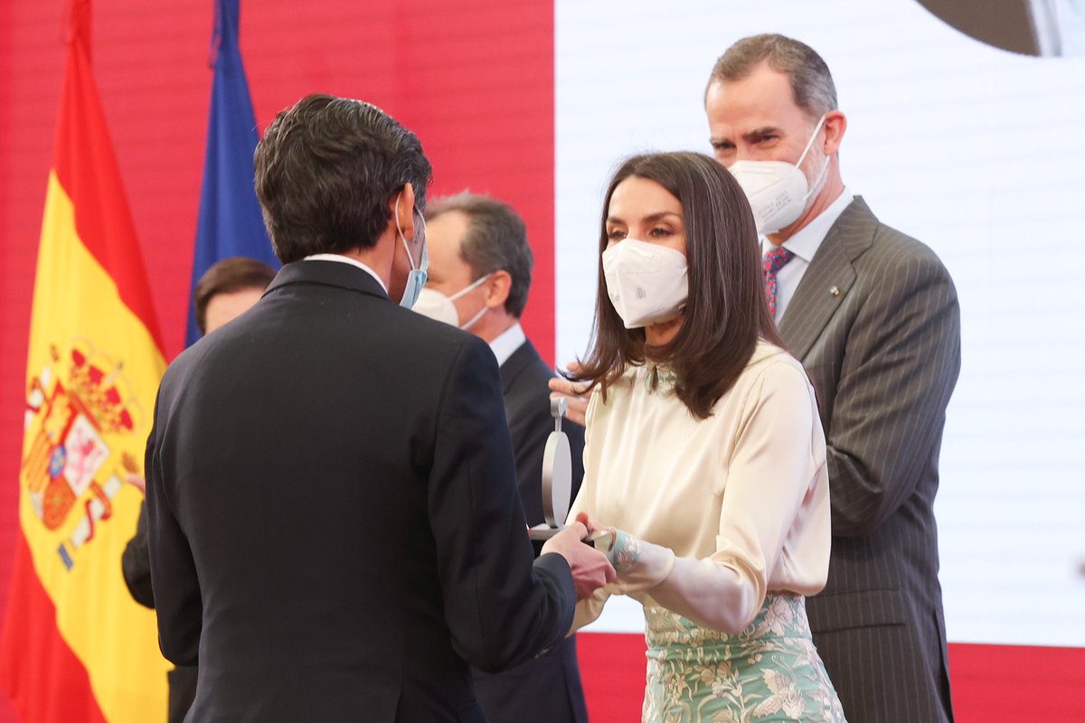 Telefonica's tweet photo. Nuestro presidente, @jmalvpal, recibe el nombramiento como Embajador Honorario de la Marca España de manos de S.M. la Reina 

"No hay mayor honor para alguien que ame sus raíces que ser nombrado embajador de su país”, @jmalvpal https://t.co/mUN6NiYVrK