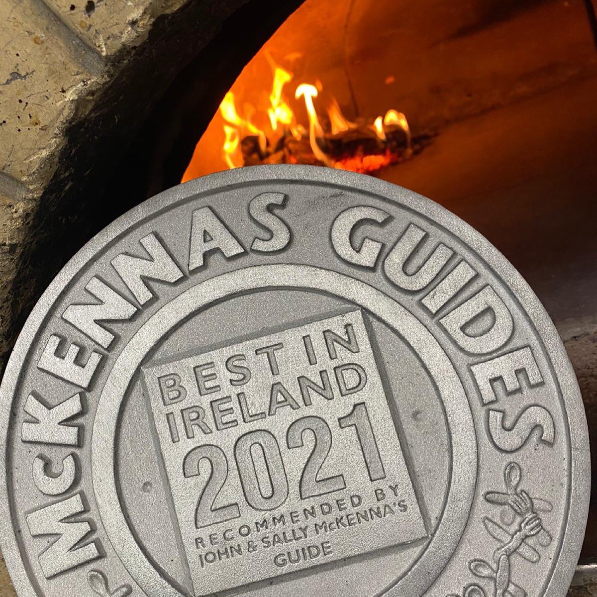 A year ago tonight we closed our doors due to Covid so we are delighted to receive our @McKennasGuides plaque today. We really couldn’t do what we do without our amazing staff and the fantastic support we get from all our wonderful customers. Thank you everyone 🥰