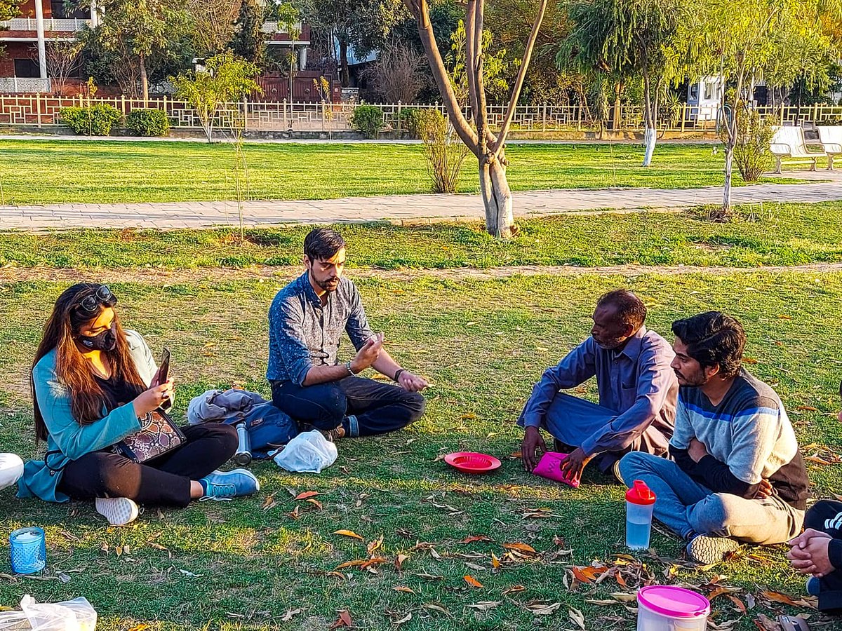 5mailay's tweet photo. We invited Sarfraz Saab from the CDA Sanitation Dept to talk about his work cleaning the streets of Isb, and how we have a responsibility as inhabitants of this city to keep it clean.

All attendees left with a keepsake bag filled with seeds. Let's keep our city clean AND green! https://t.co/bjJSCZZmm8