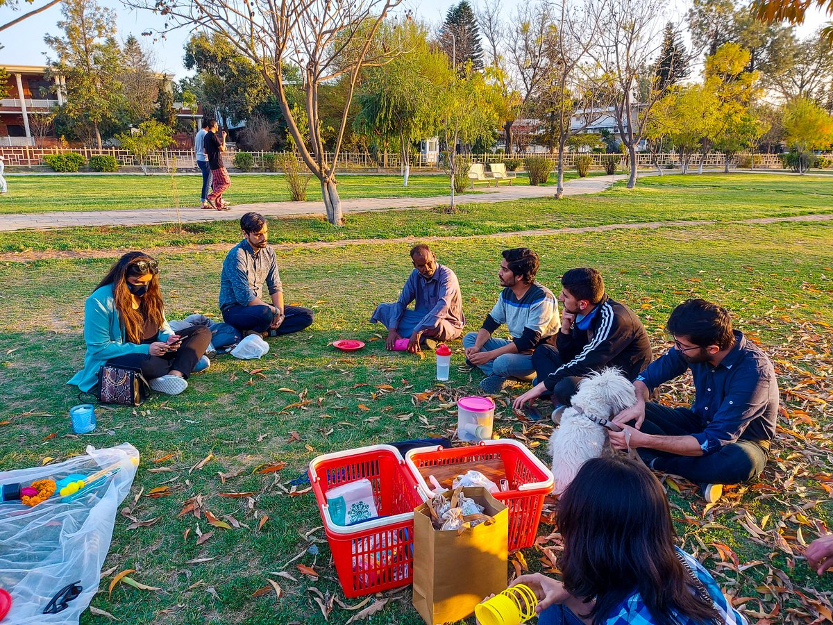 5mailay's tweet photo. We invited Sarfraz Saab from the CDA Sanitation Dept to talk about his work cleaning the streets of Isb, and how we have a responsibility as inhabitants of this city to keep it clean.

All attendees left with a keepsake bag filled with seeds. Let's keep our city clean AND green! https://t.co/bjJSCZZmm8