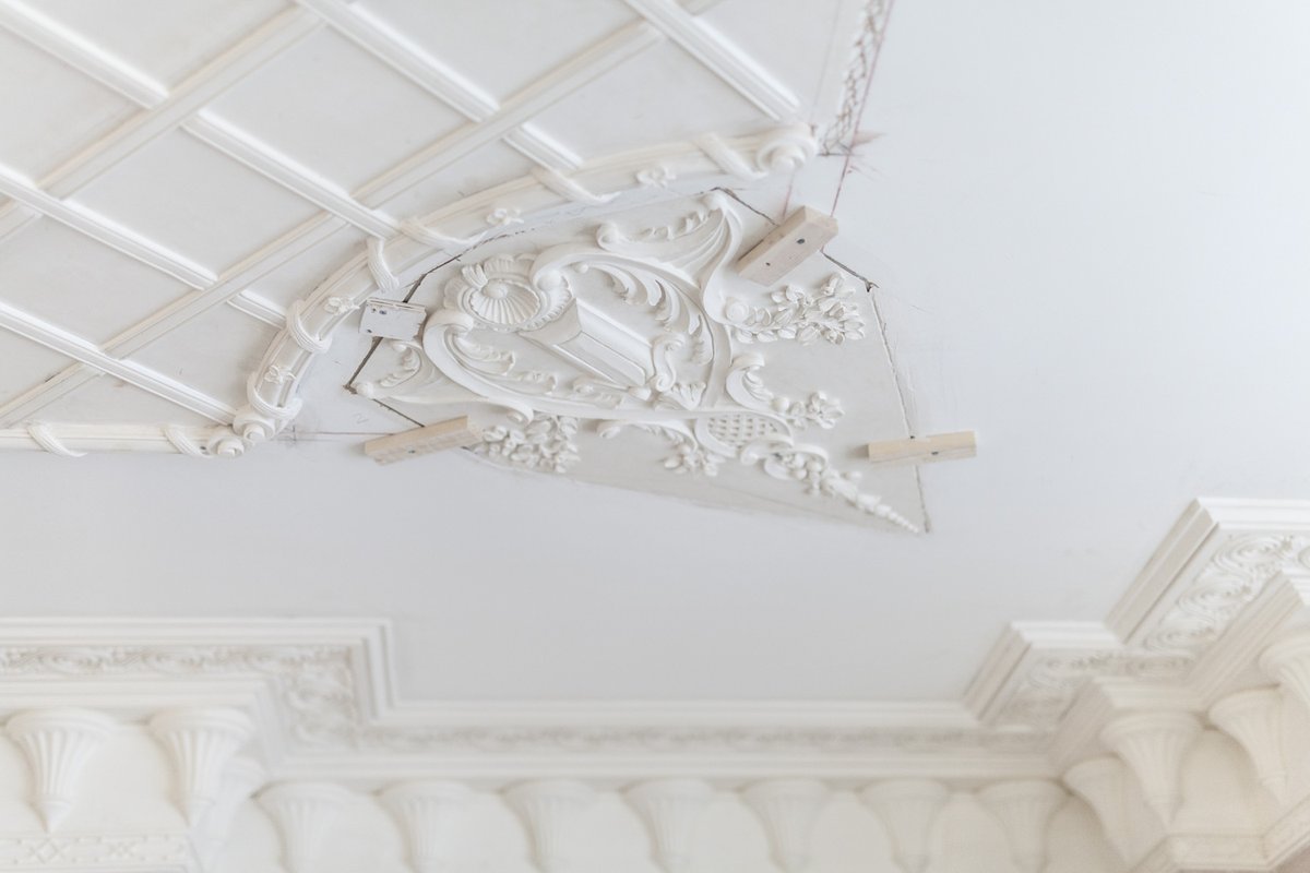 The restoration process of an ornate ceiling moulding from a past St James's project by #piecebypiece #periodproperty #gradeIIlisted
:
:
:
#lookup #ceilingfeatures #ceilingmoulds #architecturaldetail #ccconstruction #londonresidences #superprimeproperty