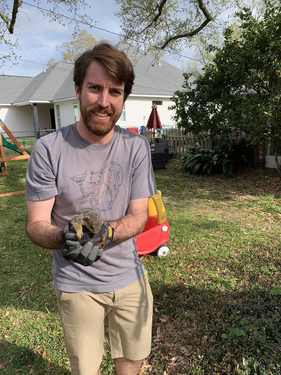 Bennettbrou's tweet photo. @planetmoney I can confirm that your shirt does make you more approachable to squirrels https://t.co/wNM0EU333y