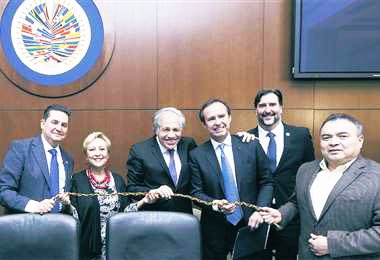 Sacha Llorenti (@sachallorenti) on Twitter photo .<a href="/Almagro_OEA2015/">Luis Almagro</a> no tiene autoridad moral para pronunciarse sobre lo que sucede en Bolivia.
Los pueblos de nuestra América saben que él es corresponsable del golpe de Estado, cómplice de las masacres y que fue soporte del gobierno de facto en Bolivia. .<a href="/Almagro_OEA2015/">Luis Almagro</a> no tiene autoridad moral para pronunciarse sobre lo que sucede en Bolivia.
Los pueblos de nuestra América saben que él es corresponsable del golpe de Estado, cómplice de las masacres y que fue soporte del gobierno de facto en Bolivia.