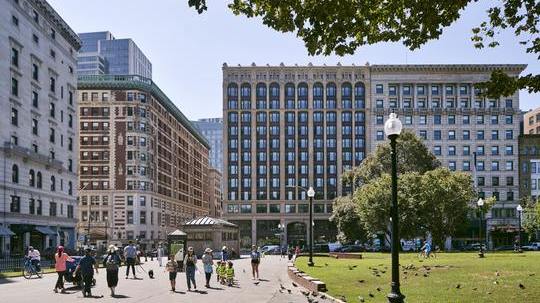 ECprofstudies's tweet photo. Looking to earn credits during the summer or interested in taking a class for your personal or professional development? Enroll in an #onlinecourse  @EmersonCollege &amp; continue your studies no matter where you are. https://t.co/sJyjt6uNcQ https://t.co/fx4DfefNjq