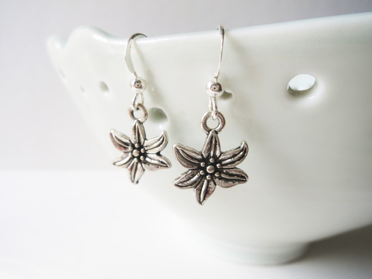 LovesVintage43's tweet image. #freeshipping Tiger Lily Flower Charm Silver Plated Earrings #handmade by me Pierced/Clip 💙 #Amazon #AmazonHandmade #MHHSBD #TheCraftersUK #CraftBizParty #onlinecraft #uksmallbiz #shopsmall #ukcraft #womaninbiz #Flowers #giftidea #Lily  amazon.co.uk/dp/B084Y3VTFV