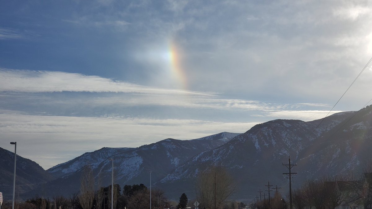 justaguyinutah's tweet photo. What causes this phenomenon? And what is it called? Something to do with ice in the atmosphere? @NWSSaltLakeCity #verticalrainbow https://t.co/QHwam18BDu