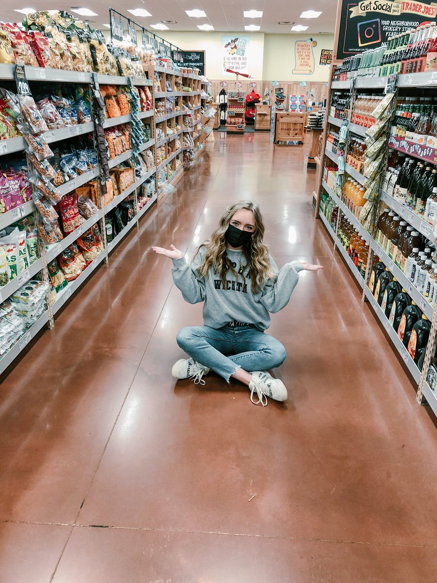 AspenWichitaU's tweet photo. Vacationing to your favorite food destination may not be on the table but the 𝕙𝕠𝕞𝕖 𝕜𝕚𝕥𝕔𝕙𝕖𝕟 is open for business! Take some time to visit the Kansas Grown! Farmers’ Market, or (𝑜𝓊𝓇 𝓅𝑒𝓇𝓈𝑜𝓃𝒶𝓁 𝒻𝒶𝓋𝑜𝓇𝒾𝓉𝑒) Trader Joe’s to whip up something new! #LiveAtAspen https://t.co/EHGcQjsYEp