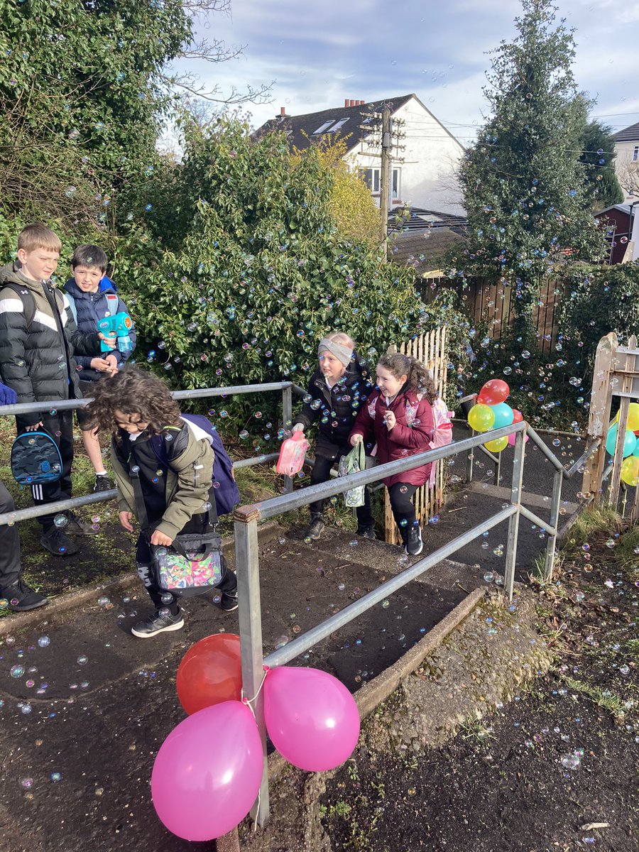 BraidbarPS's tweet photo. Welcome back P4-7! Thank you to our House Captains for helping to organise a warm welcome back to school. We hope everyone had a great first day back! ❤️ #bubbles #allbacktogether https://t.co/X8gRE1J4cT