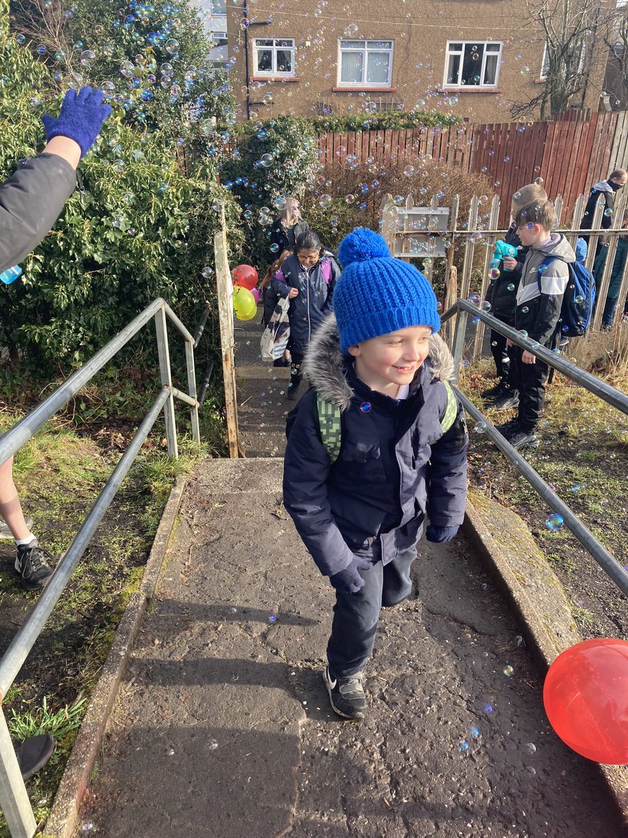 BraidbarPS's tweet photo. Welcome back P4-7! Thank you to our House Captains for helping to organise a warm welcome back to school. We hope everyone had a great first day back! ❤️ #bubbles #allbacktogether https://t.co/X8gRE1J4cT