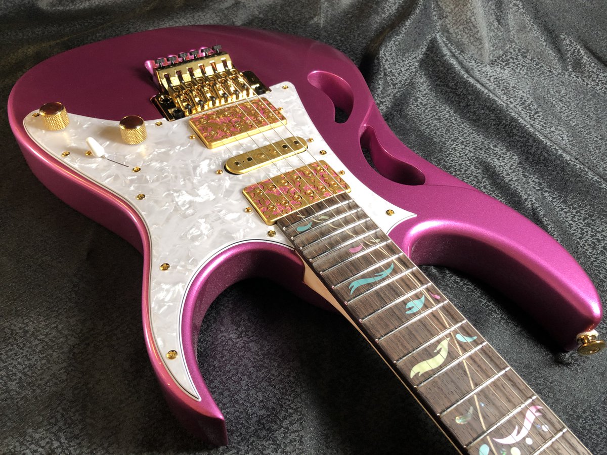 1484umeda's tweet photo. 左手だけで弾ける!?(*゚Д。*)ノ【*☆*マジ?*☆*】ヾ(*。Д゚*)
#Ibanez #SteveVai Signature model #PIA3761 です!
https://t.co/TgAtOi8zAm
右肩の手術、左手の手術の回復も良好と安心ですね!
やっぱすごいです!天才ダァ━━Σ(゚Д゚*p)p━━━ッッ!!!!!
#スティーヴ・ヴァイ
#Knappsack https://t.co/tcfqitOqQG