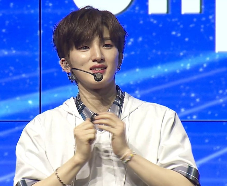 wonjina_28's tweet image. Hyunbin crying😭😭  we are so proud of you